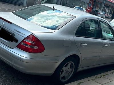 Mercedes E200