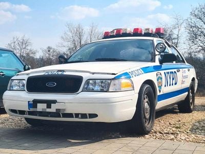 Used Ford Crown Victoria 240 HP (176 kW) 2007 White Sedan