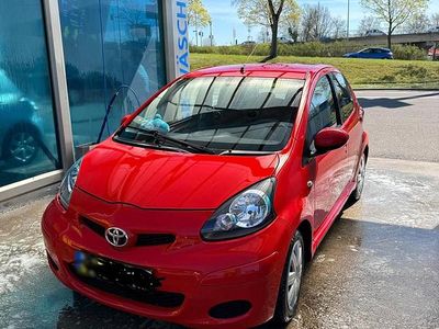 Gebraucht Toyota Aygo 68 PS (50 kW) 2009 Rot Kleinwagen