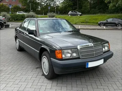 Używany Mercedes 190 118 KM (86 kW) 1989 Czarny Sedan/Limuzyna