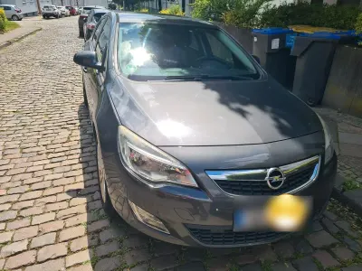 Gebraucht Opel Astra 140 PS (102 kW) 2011 Grau Limousine