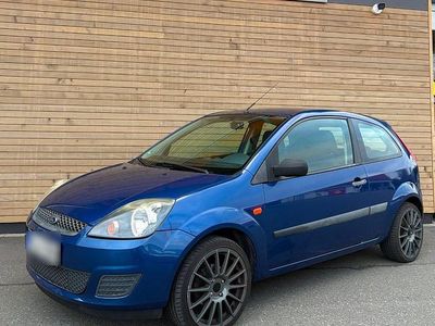 Gebraucht Ford Fiesta Ambiente 69 PS (50 kW) 2007 Blau Kleinwagen