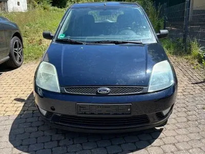 Używany Ford Fiesta Ambiente 101 KM (74 kW) 2004 Niebieski Hatchback