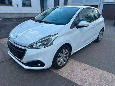 Gebraucht Peugeot 208 Active 82 PS (60 kW) 2015 Weiß Kleinwagen