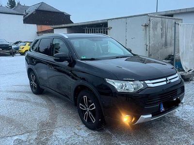 Schwarz Gebraucht 2015 Mitsubishi Outlander Intense SUV | 9.150 €