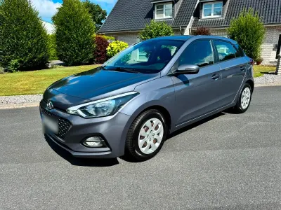 Gebraucht Hyundai i20 84 PS (61 kW) 2018 Grau Kleinwagen