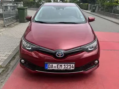 Gebraucht Toyota Auris Hybrid Team 99 PS (72 kW) 2018 Rot Kleinwagen