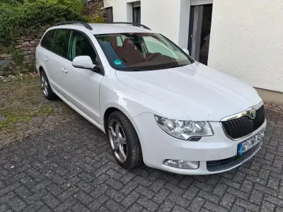 Gebraucht Skoda Superb 140 PS (102 kW) 2011 Weiß Kombi