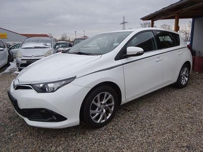 Weiß Gebraucht 2016 Toyota Auris Comfort Limousine | 6.500 € (Etwas zu teuer)