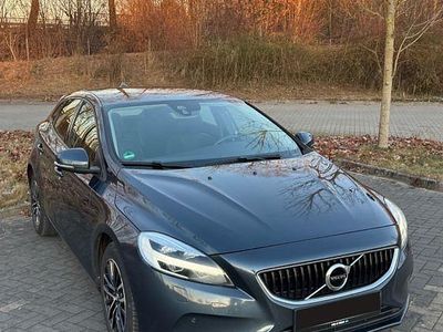 Blau Gebraucht 2018 Volvo V40 Momentum Limousine | 16.490 € (Etwas zu teuer)