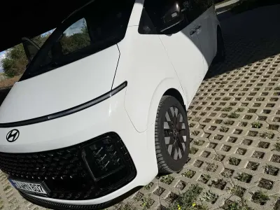 Gebraucht Hyundai Staria Signature 177 PS (130 kW) 2022 Van / Kleinbus