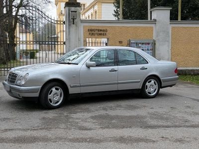 Second-hand Mercedes E320 Elegance 224 CP (164 kW) 1998 Argintiu Berlinǎ
