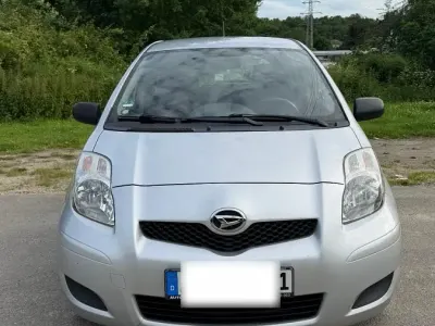 Gebraucht Daihatsu Charade 99 PS (72 kW) 2012 Silber Kleinwagen