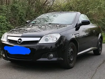 Używany Opel Tigra 90 KM (66 kW) 2004 Czarny Kabriolet