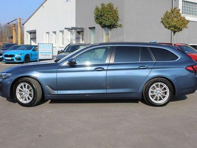 Gebraucht BMW 520 Sport Line 190 PS (139 kW) 2023 Arctic race blue metallic Kombi