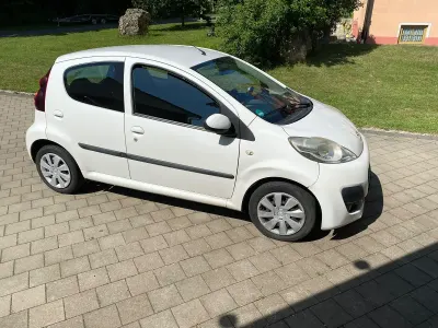 Gebraucht Peugeot 107 Active 68 PS (50 kW) 2012 Weiß Kleinwagen