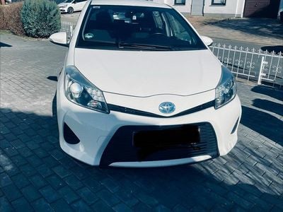 Gebraucht Toyota Yaris Hybrid 101 PS (74 kW) 2012 Weiß Kleinwagen