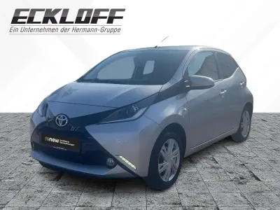 Second-hand Toyota Aygo X-play 69 CP (50 kW) 2014 Argintiu Hatchback