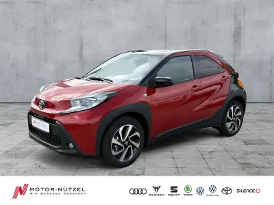 Neu Toyota Aygo X 72 PS (52 kW) 2025 Chili red (3u4)/ black mica (2 SUV