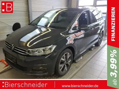 Gebraucht VW Touran Highline 150 PS (110 kW) 2023 Uranograu/cinza urano Van / Kleinbus