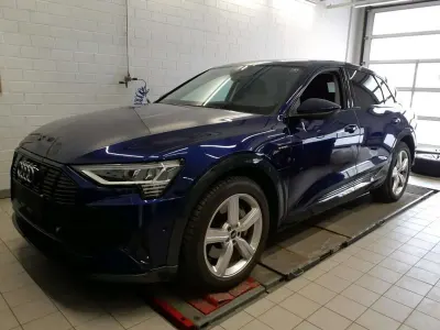 Second-hand Audi e-tron Advanced 300 kW (408 CP) 2022 Albastru SUV