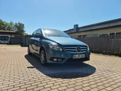 Gebraucht Mercedes B180 109 PS (80 kW) 2012 Blau Kleinwagen