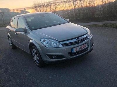 Gebraucht Opel Astra 115 PS (84 kW) 2009 Gold Kleinwagen