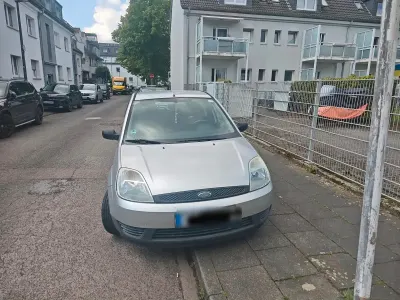Używany Ford Fiesta 80 KM (58 kW) 2004 Srebrny Hatchback