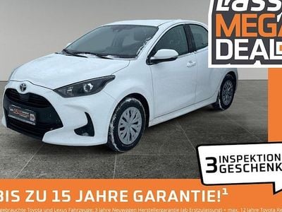 Schneeweiß Gebraucht 2022 Toyota Yaris Hybrid Basis Limousine | 14.980 € (Superpreis)