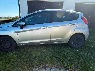 Używany Ford Fiesta 82 KM (60 kW) 2009 Srebrny Sedan/Limuzyna