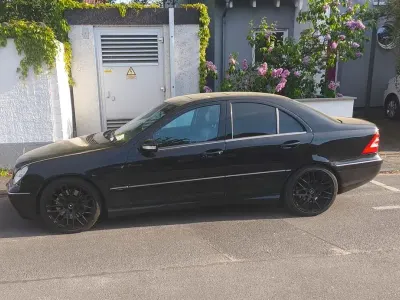 Second-hand Mercedes C320 218 CP (160 kW) 2004 Negru Berlinǎ