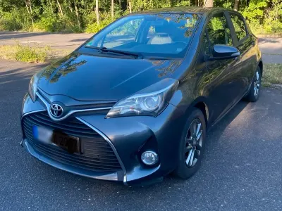Gebraucht Toyota Yaris Basis 95 PS (69 kW) 2015 Grau Kleinwagen