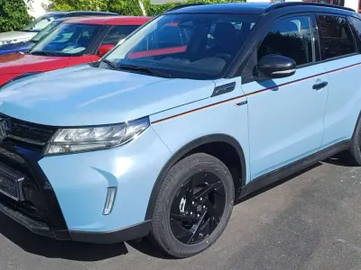 Gebraucht Suzuki Vitara Comfort+ 110 PS (80 kW) 2026 Ice grayish blue /cosmic black SUV