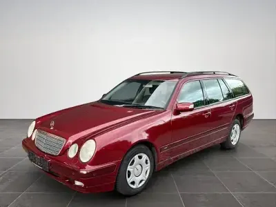 Gebraucht Mercedes E220 143 PS (105 kW) 2001 Rot Limousine