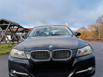 Gebraucht BMW 318 143 PS (105 kW) 2011 Schwarz Limousine