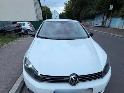 Gebraucht VW Golf VI 105 PS (77 kW) 2011 Weiß Kleinwagen