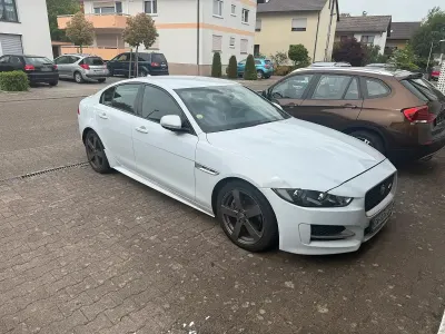 Używany Jaguar XE R-Sport 179 KM (131 kW) 2016 Biały Sedan/Limuzyna