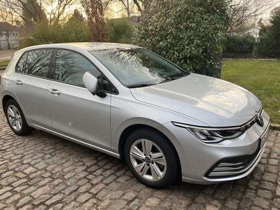 Gebraucht VW Golf VIII Life 131 PS (96 kW) 2022 Grau Limousine