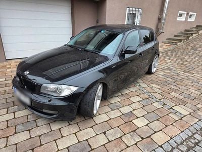 Begagnad BMW 123 204 HK (150 kW) 2011 Svart Halvkombi
