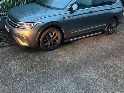 Grau Gebraucht 2022 VW Tiguan Allspace Life SUV | 26.500 € (Fairer Preis)
