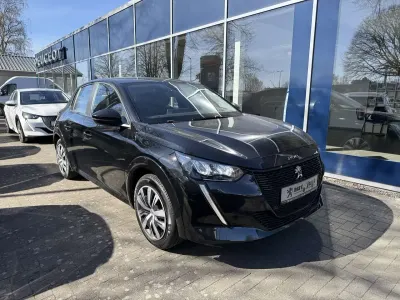 Gebraucht Peugeot e-208 Active 100 kW (136 PS) 2022 Perla nera metallic Kleinwagen