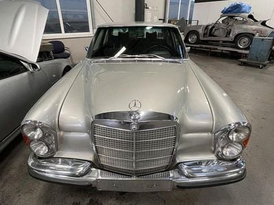 Gebraucht Mercedes 300 250 PS (183 kW) 1971 Silber Limousine