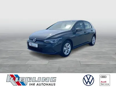 Używany VW Golf VIII Life 131 KM (96 kW) 2023 Szary Sedan/Limuzyna