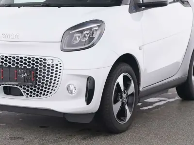 Gebraucht Smart ForTwo Electric Drive Passion Exclusive 60 kW (82 PS) 2024 Bodypanels in white Cabrio