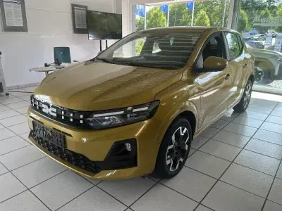 Neu Dacia Sandero Comfort 101 PS (74 kW) 2025 Amber yellow Limousine