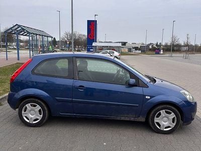 Gebraucht Ford Fiesta Ambiente 60 PS (44 kW) 2008 Blau Kleinwagen