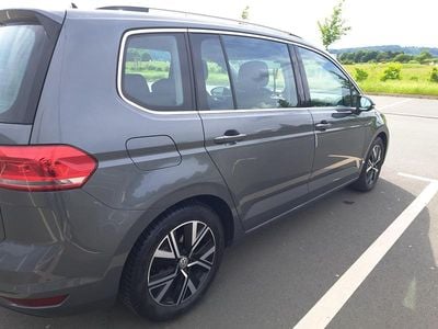 Grau Gebraucht 2020 VW Touran Van / Kleinbus | 23.900 € (Guter Preis)