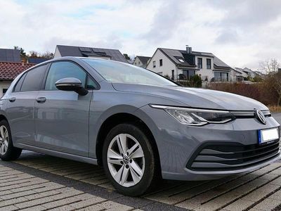 Gebraucht VW Golf VIII Life 131 PS (96 kW) 2020 Grau Limousine