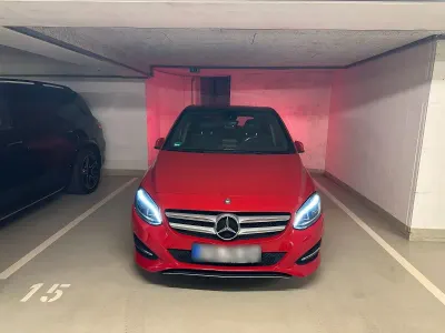 Gebraucht Mercedes B220 184 PS (135 kW) 2017 Rot Van / Kleinbus
