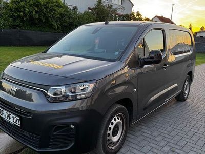 Grau Gebraucht 2022 Fiat Doblò Van / Kleinbus | 24.500 €